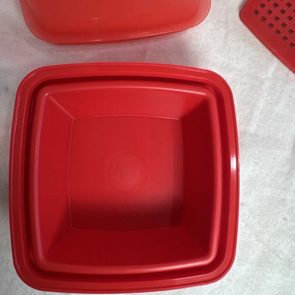 Tupperware Red 1330.11 Pick A Deli 3 Piece Pickle Olive Keeper Container NICE!
